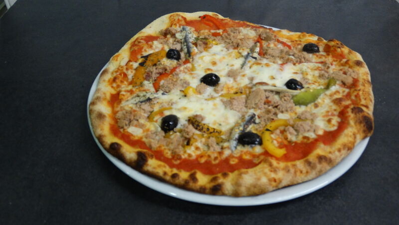 Pizza Niçoise:
Sauce tomate(maison), Mozzarella, Thon, Poivrons grillés, Anchois, Câpres, Olives marinées