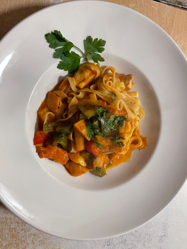 Tagliatelle Pollo, mit Gemüse und Hähnchenbrust.