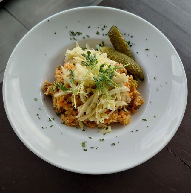 Bravčové rizoto so zeleninou, strúhaný syr, kyslá uhorka