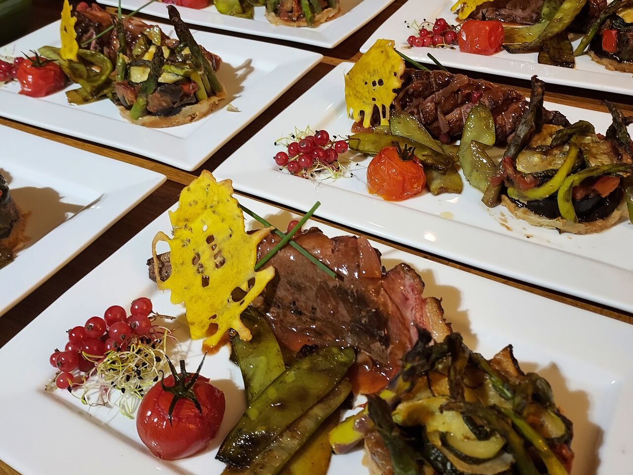 magret de canard sauce aux fruits rouges , garniture printanière