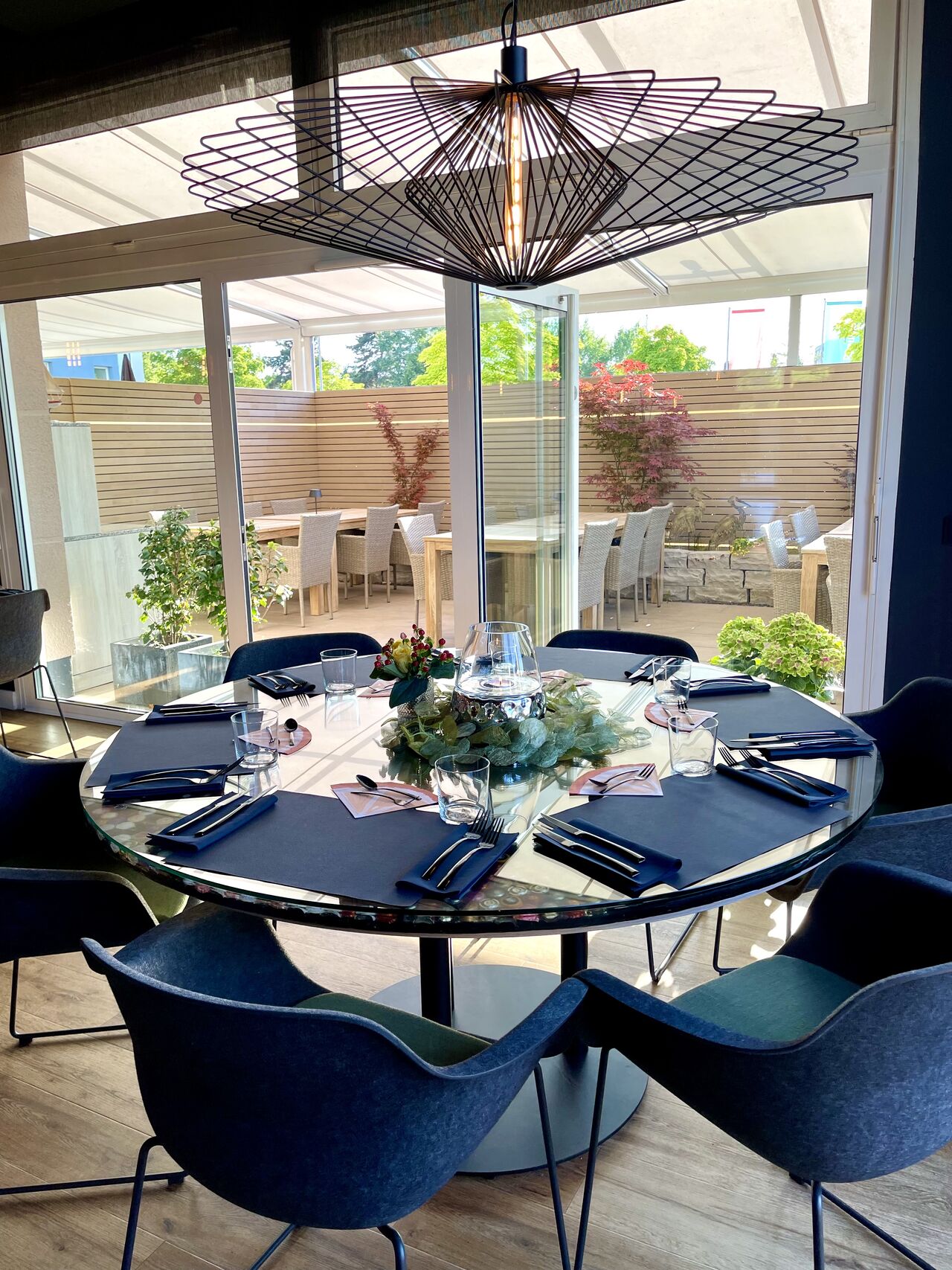 An unserem runden Tisch finden bis zu 8 Personen bequem Platz