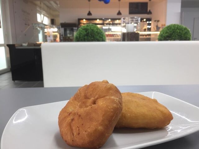 Beljasch und Pirozhok am Tisch genießen 
