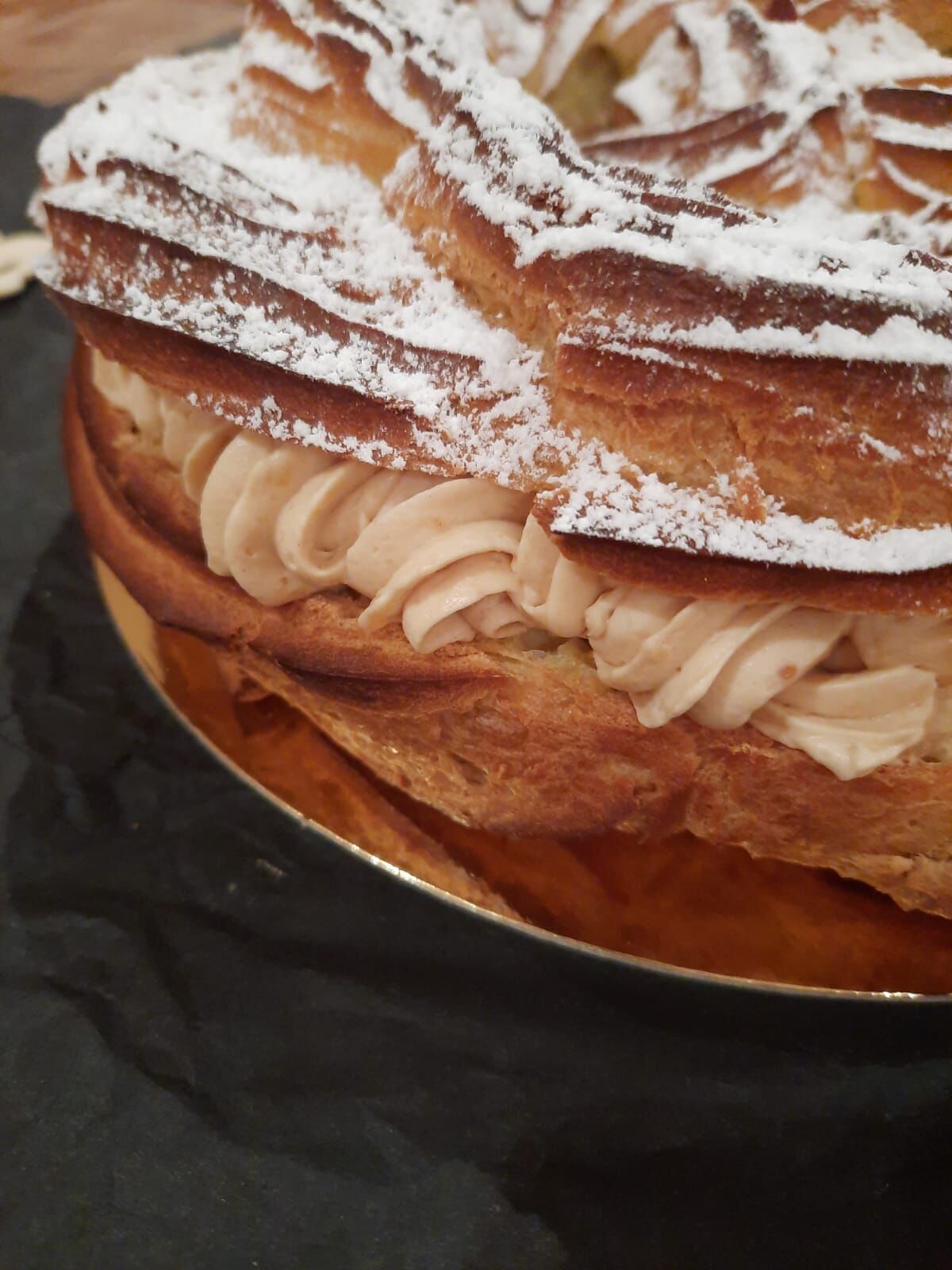 Paris -Brest : crème praliné, pâte a choux parsemé d amandes effilées