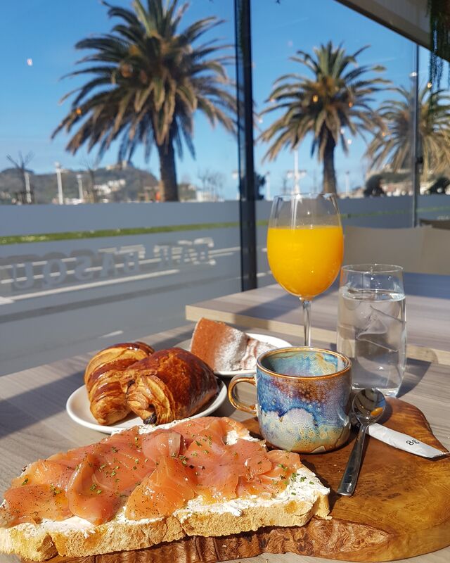 Tostada de queso fresco y salmón marinado en casa.