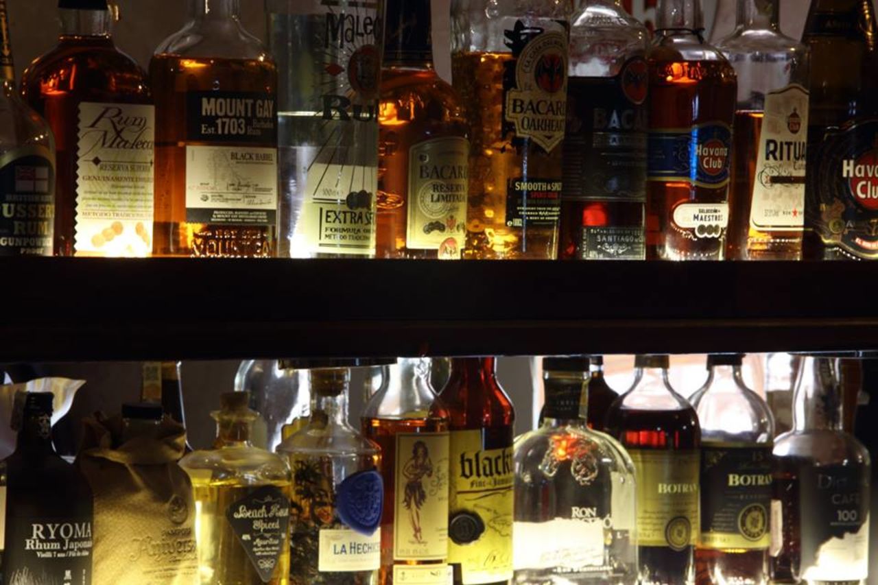Více jak 100 druhů rumu z celého světa