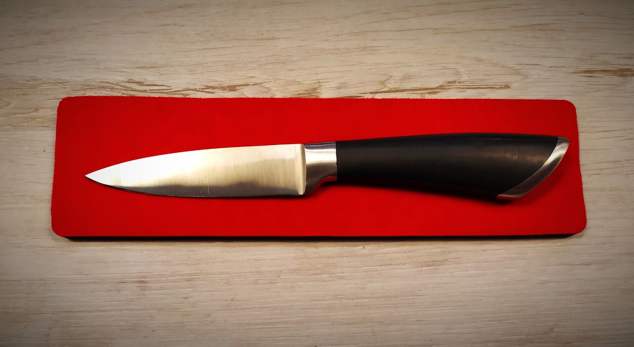 PUNTILLA (CUCHILLO PELADOR). Una sola pieza, 85 gr. y una hoja maciza de acero de 6 cm.