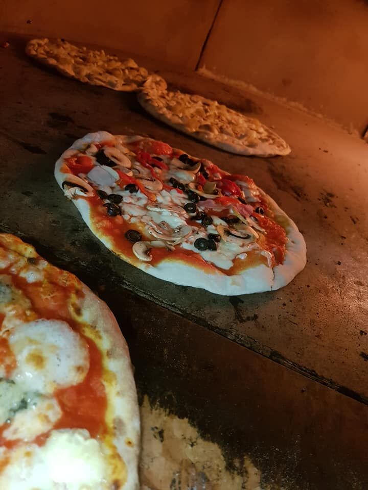 Toutes nos pizzas sont préparées avec des produits 100% italiens et cuites au feu de bois !