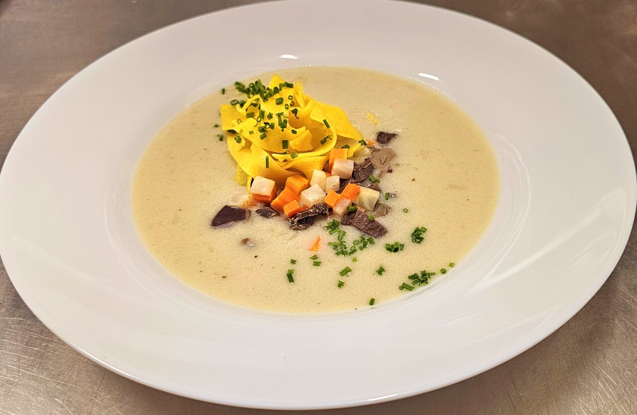 Husí kaldoun s masem, zeleninou a širokými nudlemi