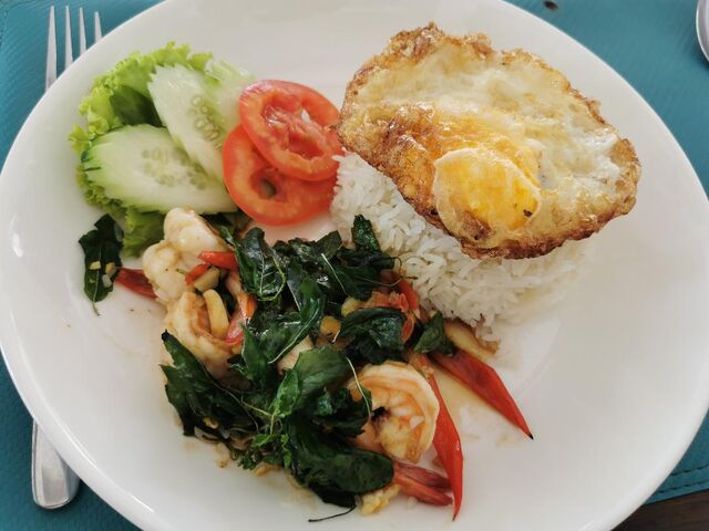 Pad Kha Pao Khung avec oeuf au plat
Crevettes sautées au basilic avec son riz