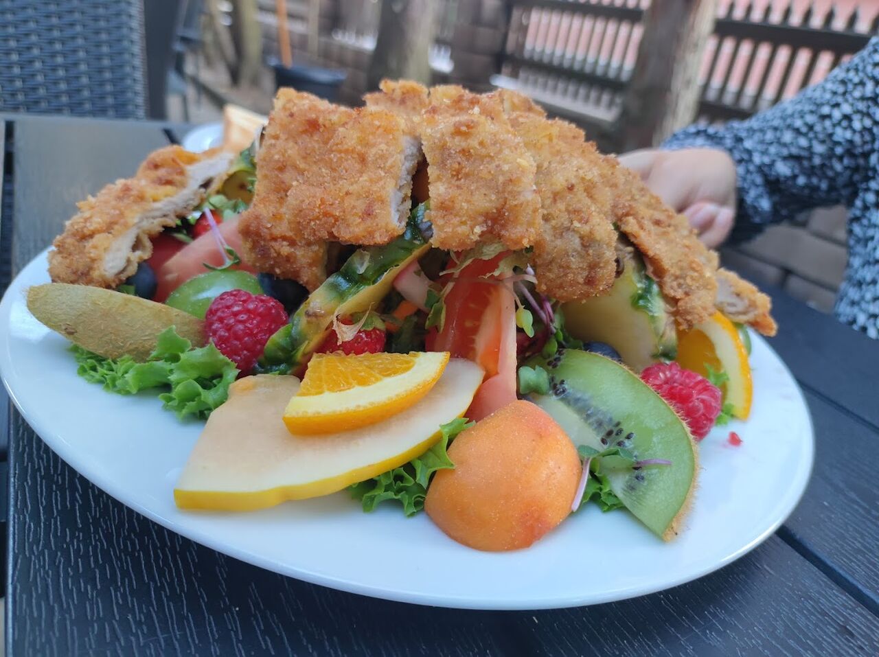 Salat mit Schnitzelstreifen