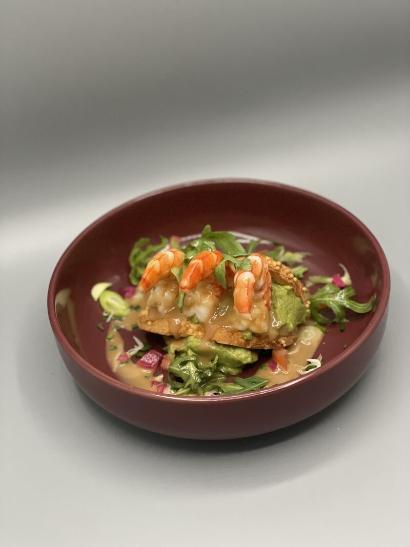 Le tacos au pain de maïs, guacamole et gambas rôties