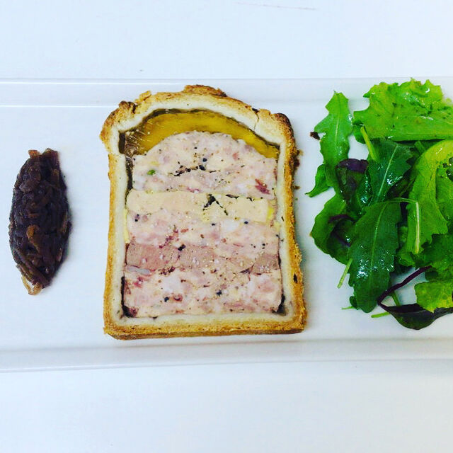 Pâté en Croûte Maison, Confit d'Oignons et Mesclun de Salade