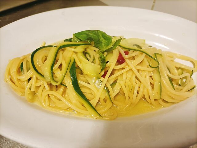 Spaghetti con zucchine e pachino