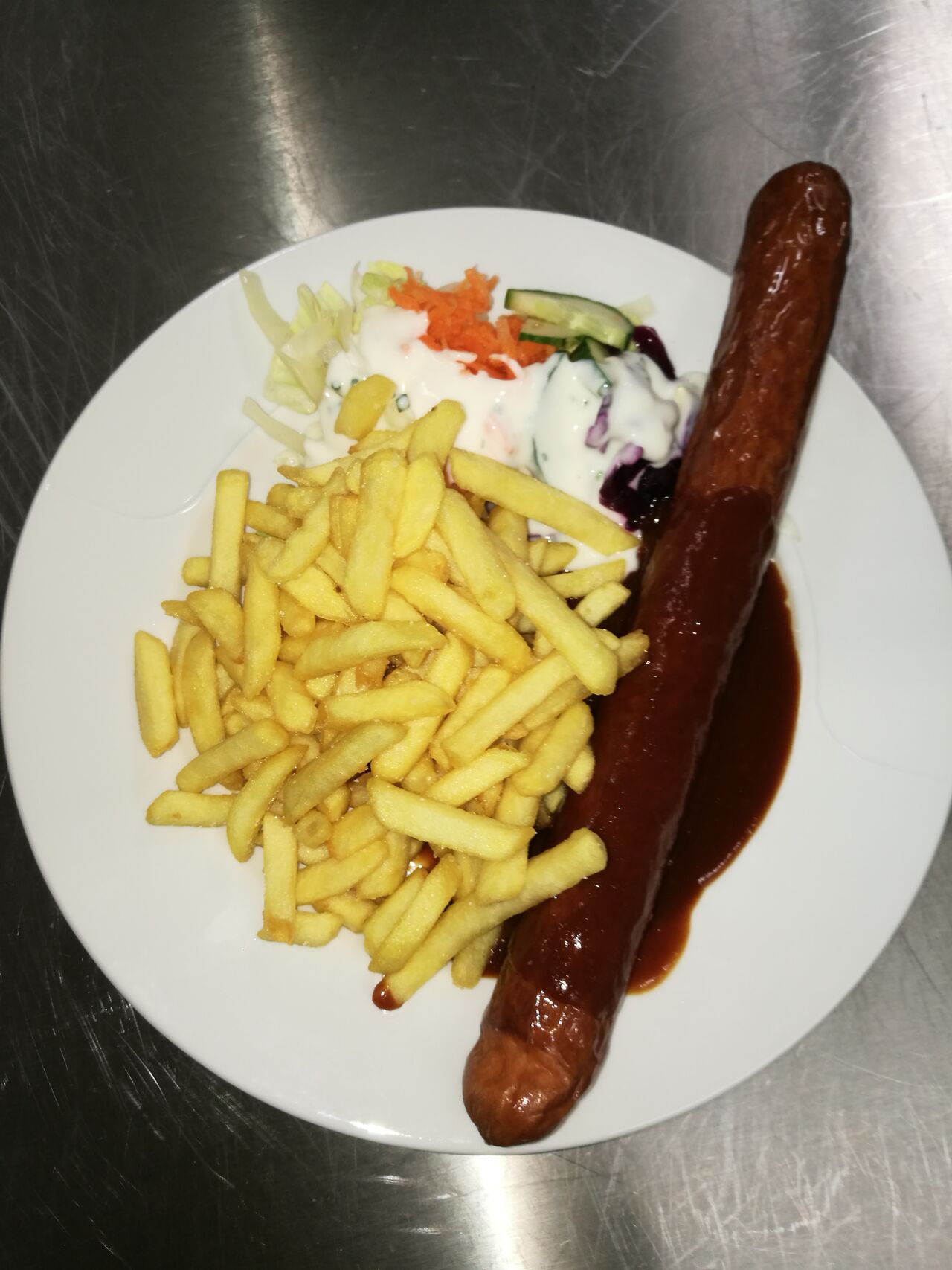 Currywurst mit lecker Soße und Pommes frites