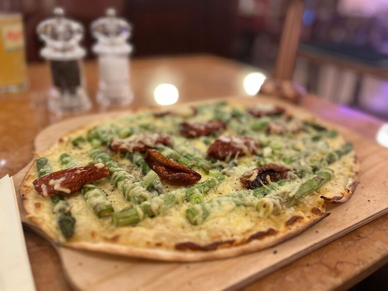 Flammkuchen mit grünem Spargel