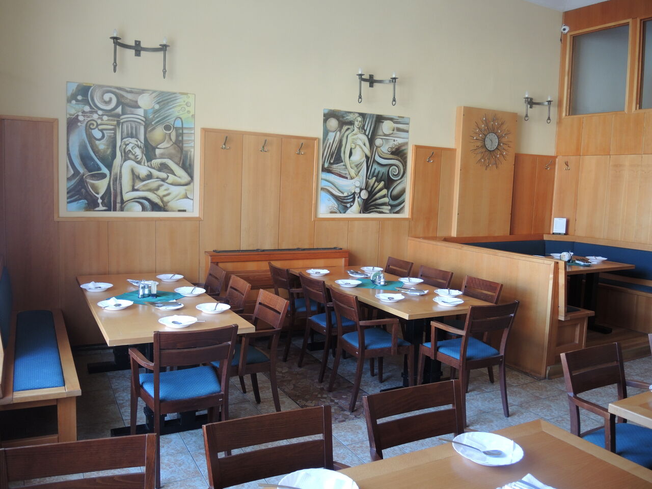 Jídelna restaurace Morava připravená pro polední strávníky