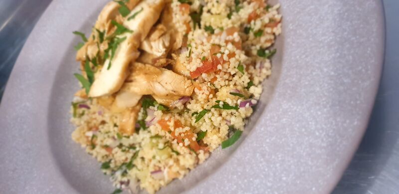 Tabbouleh de couscous con solomillo de pollo. 