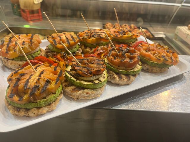 Hamburger di spada con verdure alla griglia