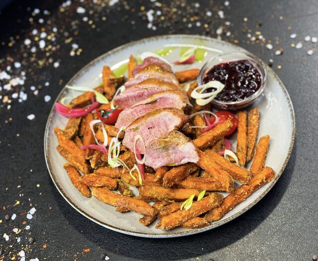 ROSÉ KACSAMELL SÜLT ÉDESBURGONYÁVAL ÉS FEKETECSERESZNYE RAGUVAL