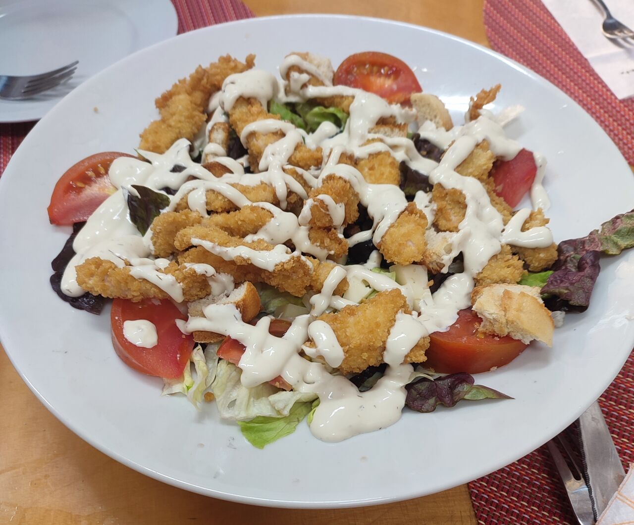 Ensalada César con pollo Crujiente