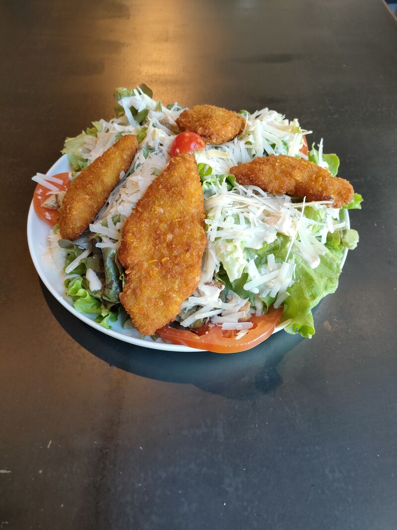 Salade césar (salade, poulet pané, croûtons, tomates, copeaux de parmesan)