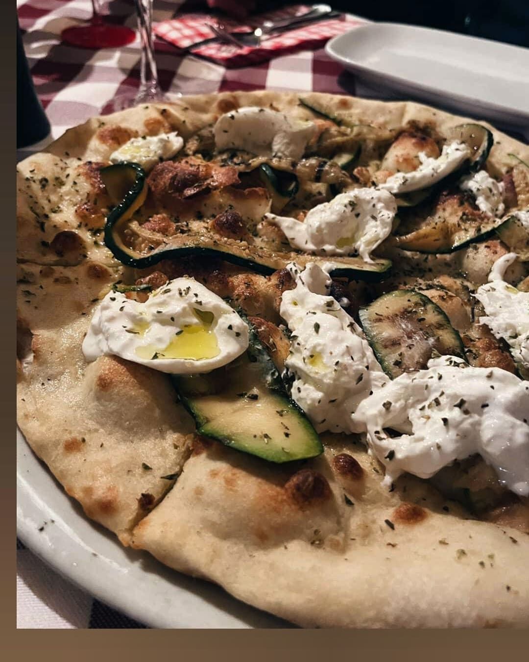 Pizza pane mit burrata und Zucchini 