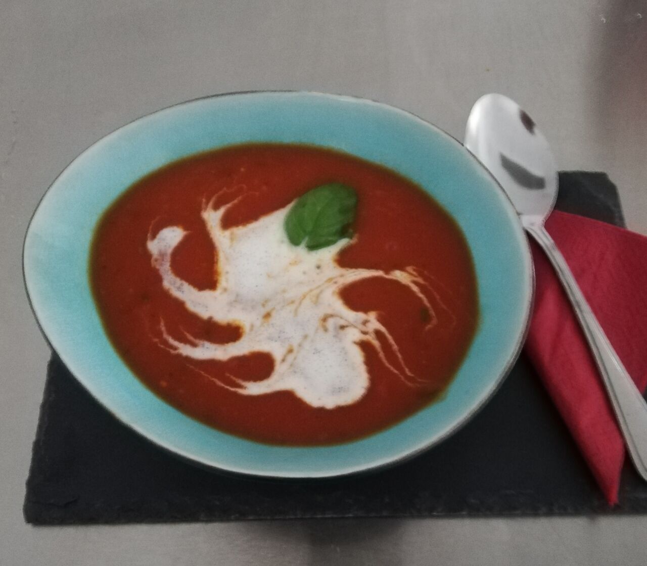 Pikante Tomatensuppe mit Curryzwiebeltopping und Kichererbsen