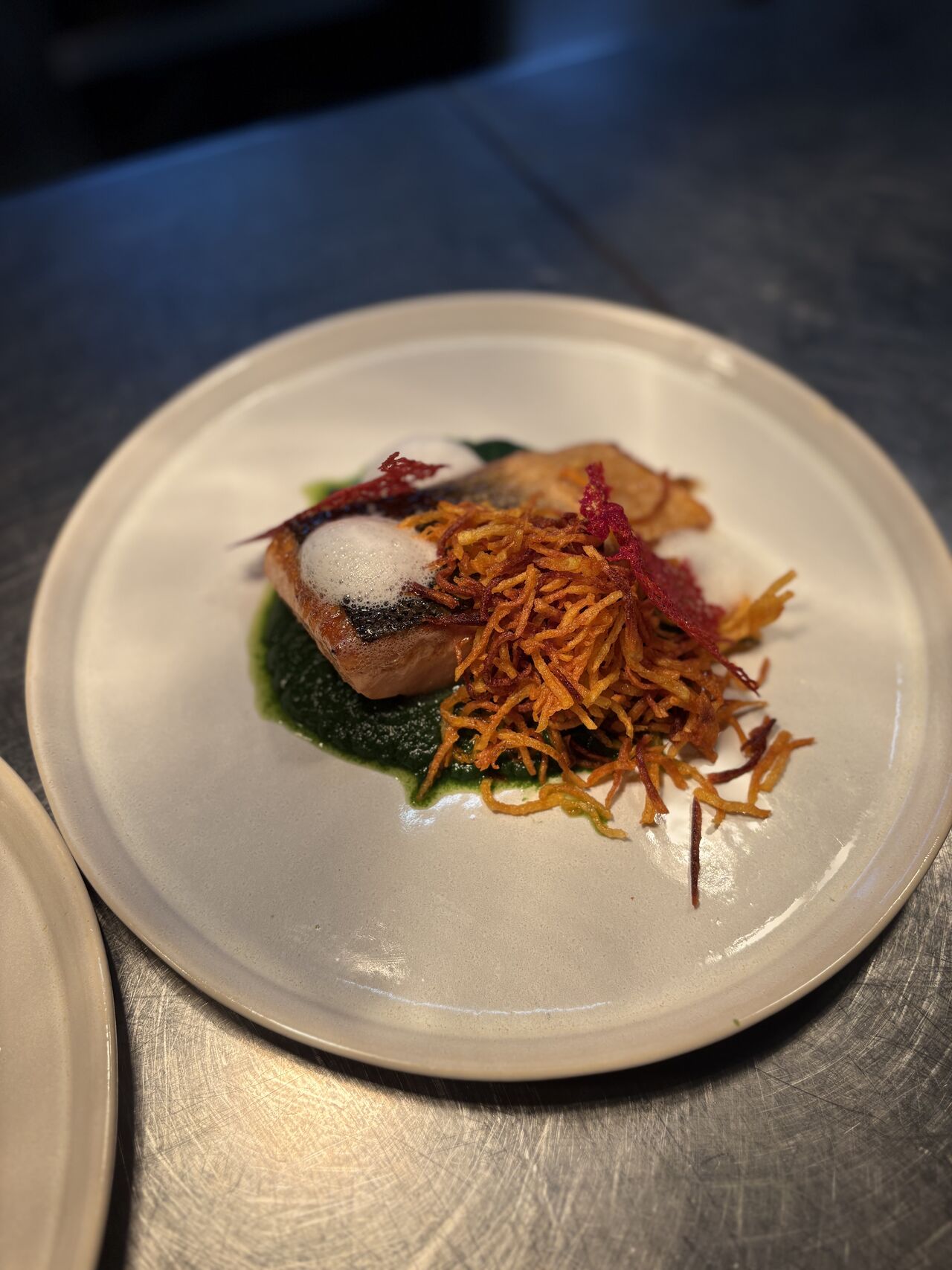 Lachsfilet | Spinat | Kartoffelfäden