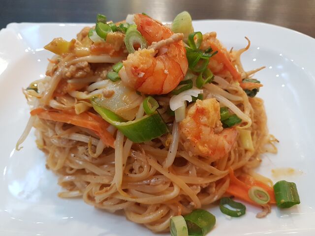 Pad Thai nach Art des Hauses mit Hummerkrabben, Röstzwiebeln, Frühlingszwiebeln, Gemüse 