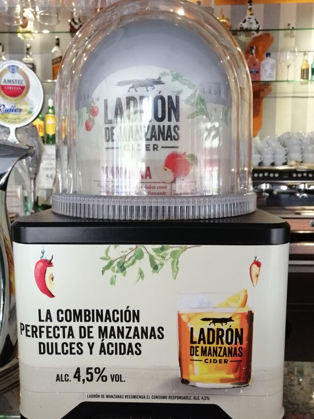 LADRÓN DE MANZANAS es una bebida natural elaborada a partir de zumo de manzana fermentado y sin gluten. Tiene baja gradu.(4,5º).