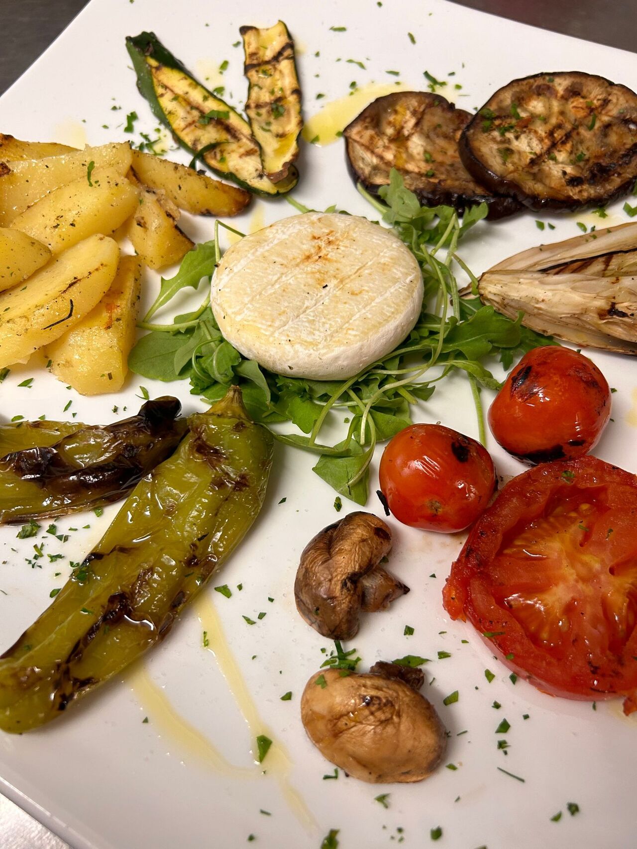 Mix di verdure grigliate con tomino