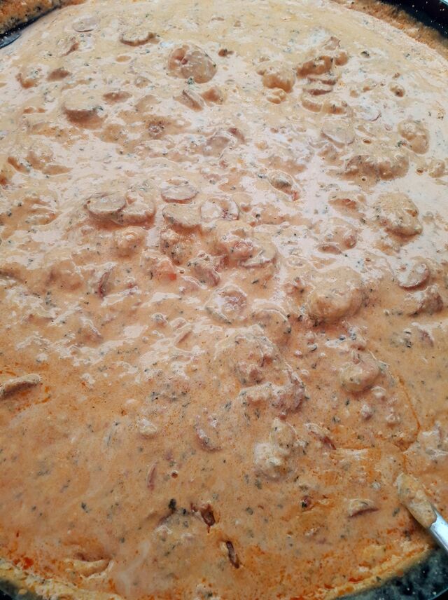 Gambas à la crème de chorizo avec du riz ou des pâtes à 13.00€ la part