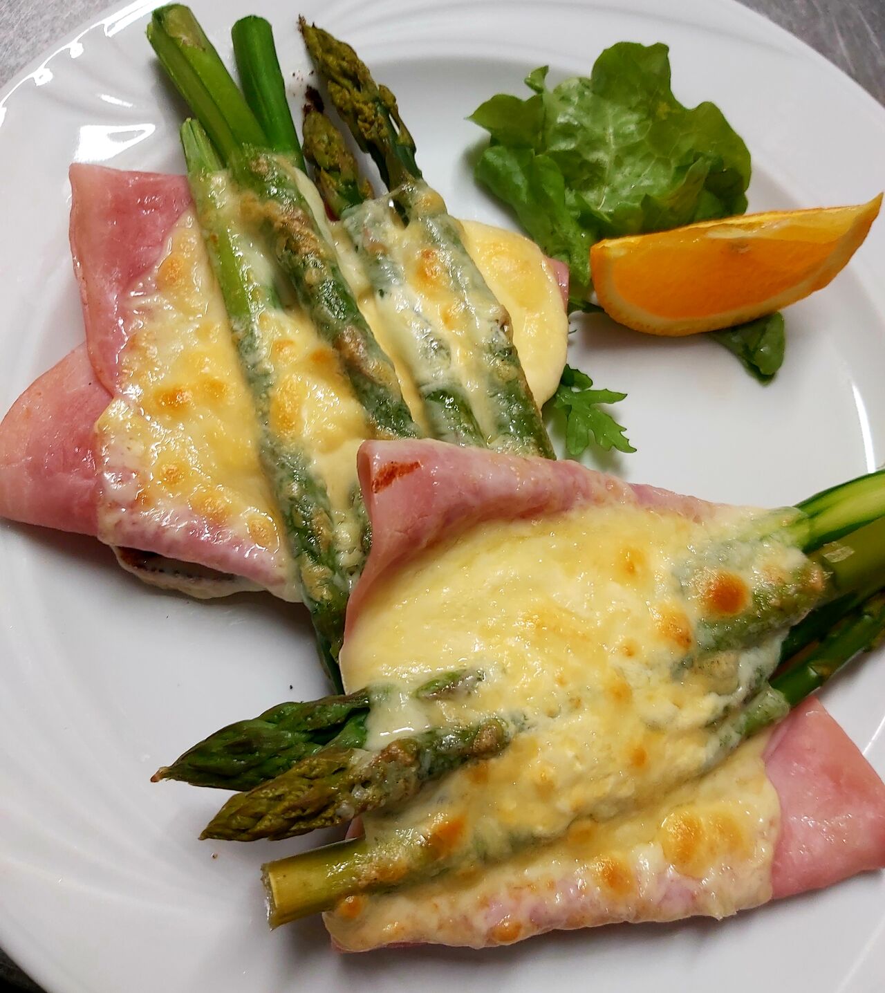 Gourmettoast mit gekochtem Zitronenschinken, frischem Grünspargel , Sauce Hollandaise und Käse überbacken