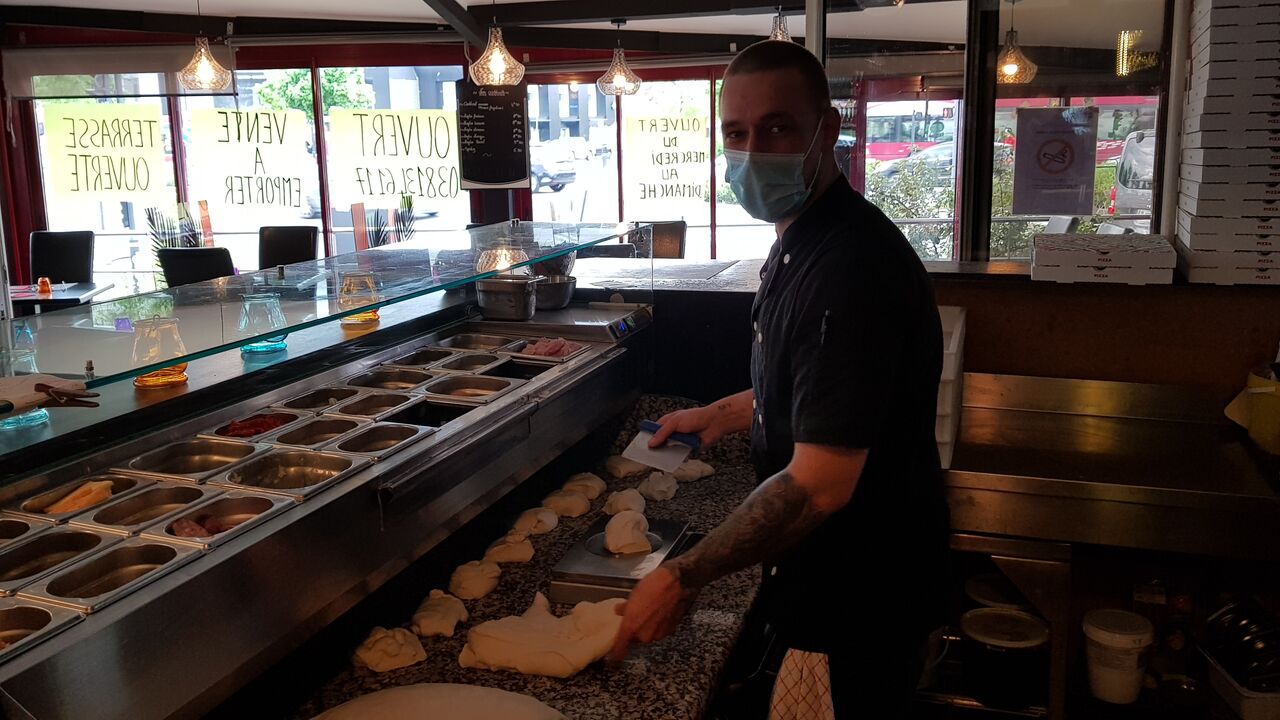 Corentin prépare les patons pour les pizzas du Maestro à Audincourt
