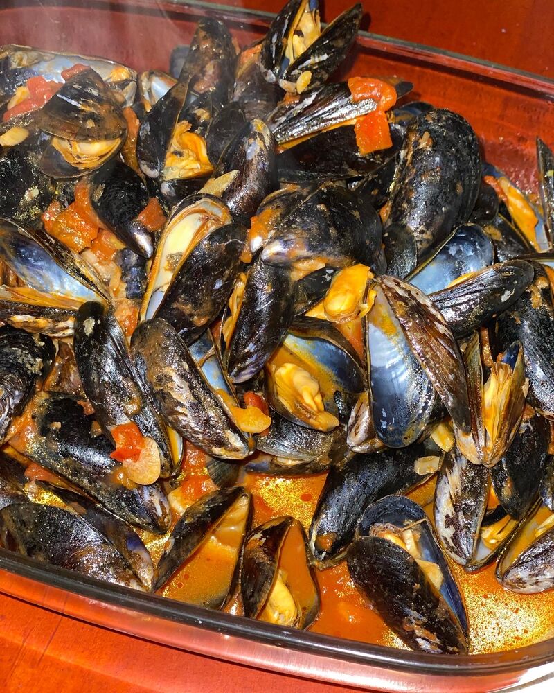 Slávky s bílým vínem a rajčaty