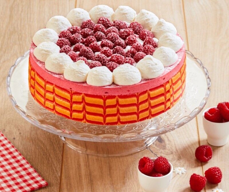 AUDACE FRAMBOISE
Dès 3,32€ la part
Mousse et purée de framboise, framboises entières, génoise décorée et crème chantilly.
