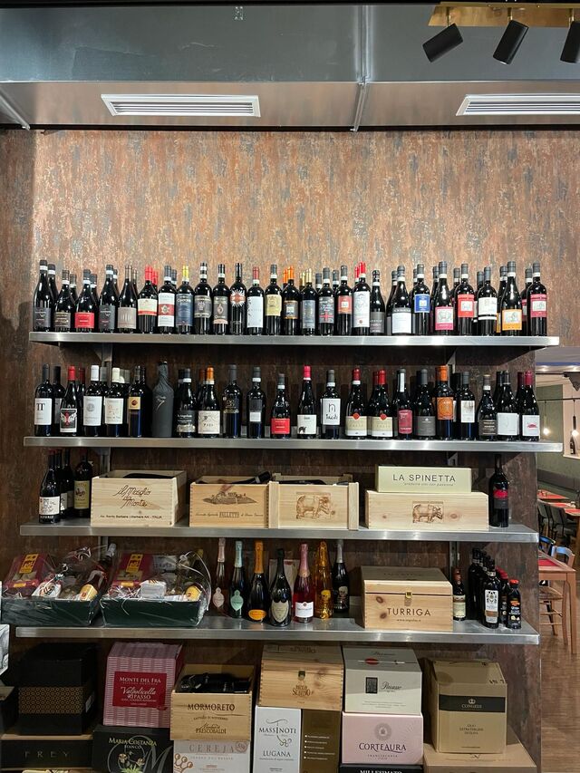 Teil unserer Weinauswahl. Welchen Wein haben Sie schon probiert? 