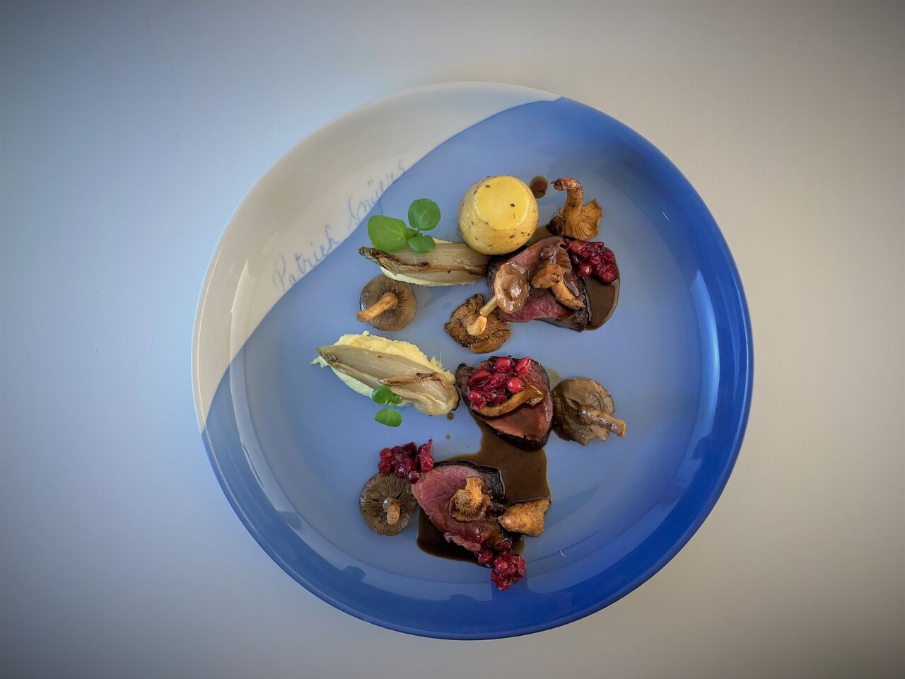 Hertenrug - boschampignons - witloof - pastinaakmousse - veenbes
Afhaalmenu feestdagen 2020