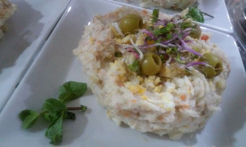 Ensaladilla totalmente casera y hecha al momento. Recordar que es una tapa que hay que cuidar para evitar enfermedades.