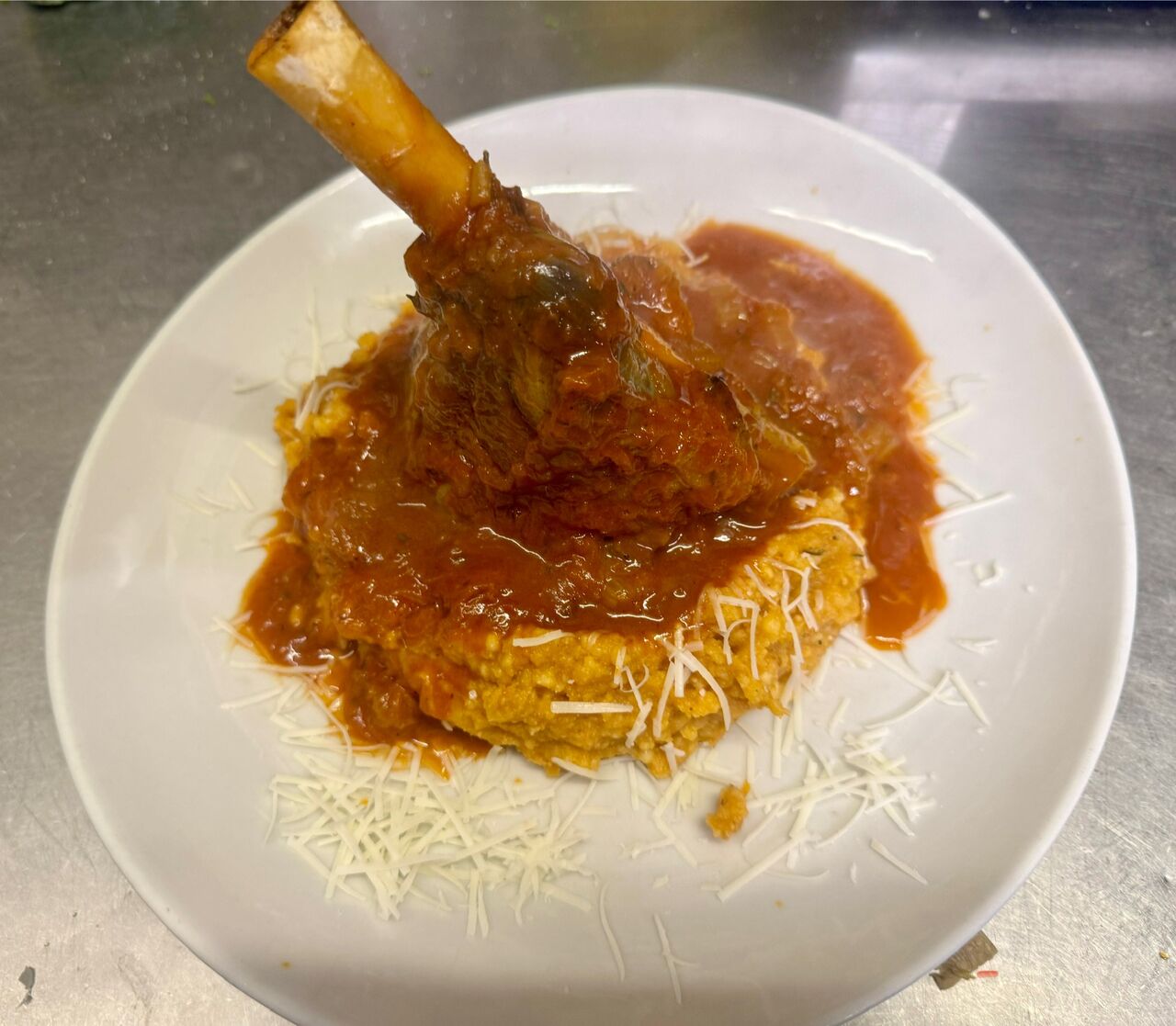 Lammhaxe auf Trachanasstampf und geriebenen Gravierakäse