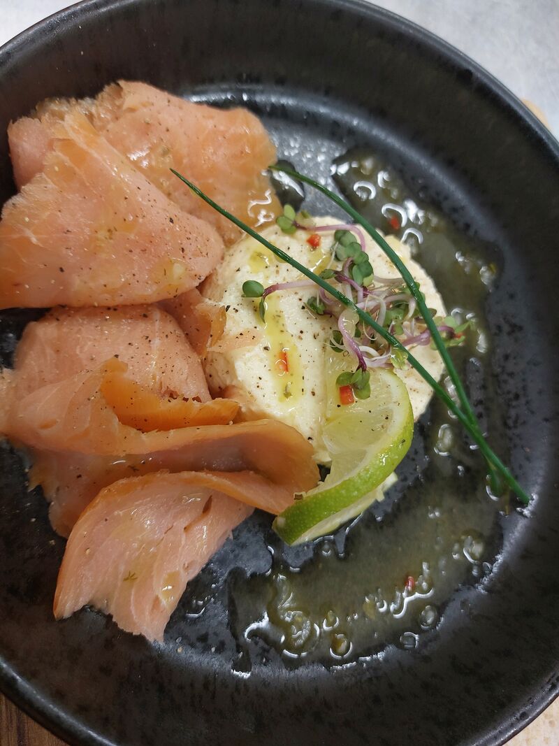 Meerrettichflan/Räucherlachs/Chili-Zwiebel Dressing