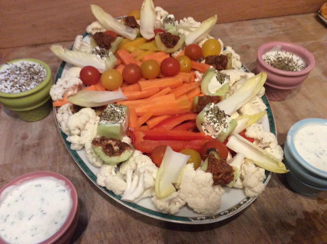 Légumes crus avec ses sauces ciboulette et herbe de Provence 