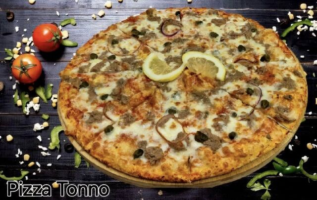 Sos rosii, mozzarella, ton, Capere, ceapa roșie