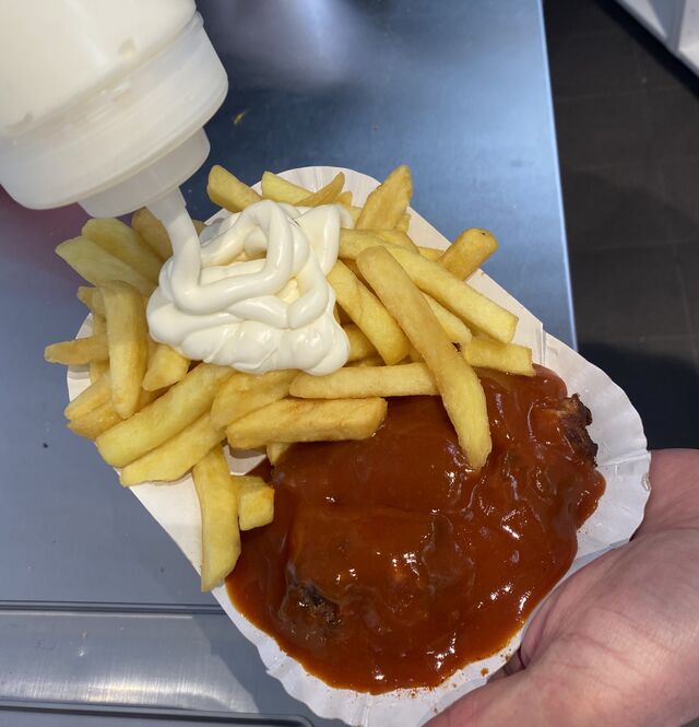 Curryboulette & Pommes