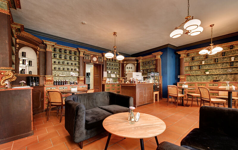 Interiér barokní novohradské apatyky.... posezení u kávy.