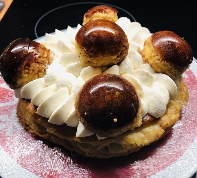 Saint-honoré : pâte feuilletée, crème pâtissière à la vanille, caramel coulant, Chantilly vanille et choux Craquelin 