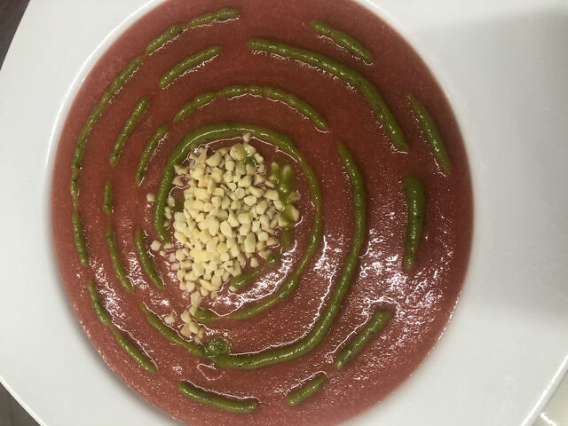Salmorejo, almendras y aceite de albahaca 