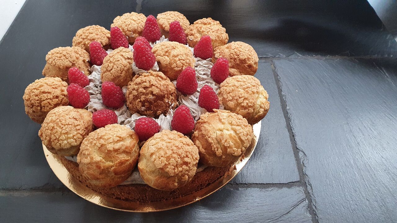 Saint honorer sésame noir et framboises 