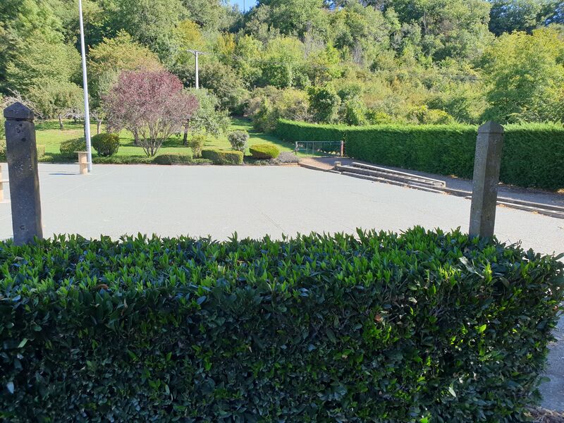Jeux de Boules Lyonnaises. Possibilité de jouer à la pétanque...