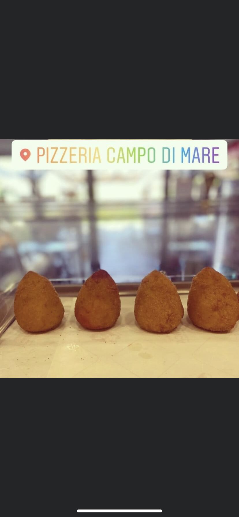 Arancini fatti a mano: nduja, cacio e pepe e i classici ragù piselli e zafferano. 